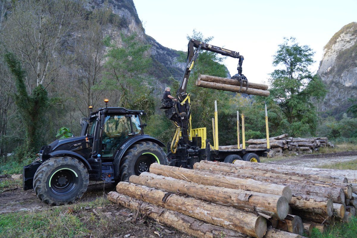 Il Valtra N155 agganciato al carro forestale
